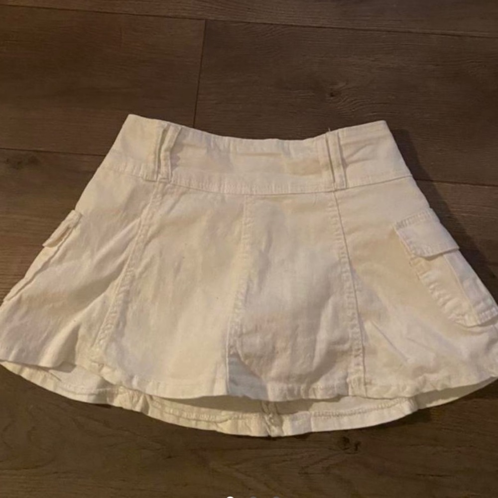 super cute whit cargo mini skirt